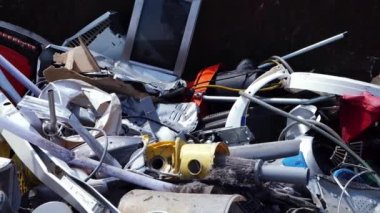 Arazi doldurmak için konut çöpü seçici odak noktasında bir sandık içinde