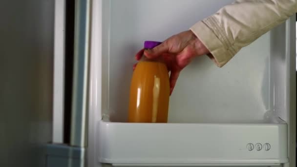 주스와 우유를 냉장고에 선택적 초점을 시켰다 — 비디오