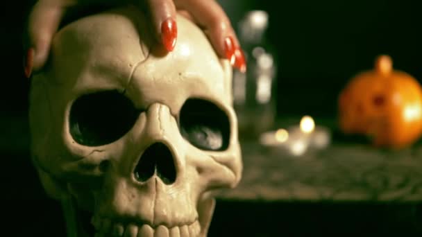 邪悪な魔女手保持人間の頭蓋骨を閉じるショット遅い動き選択的フォーカス — ストック動画