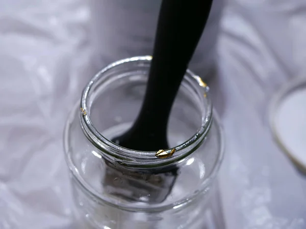 Terebentin kavanozundaki boya fırçası seçici odak noktası