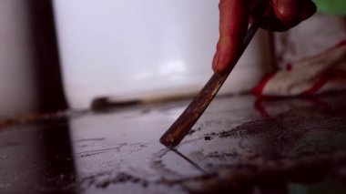 El temizliği kirli fırın çalışma yüzeyi aracı ile yakın çekim yavaş çekim zoom seçici odaklama