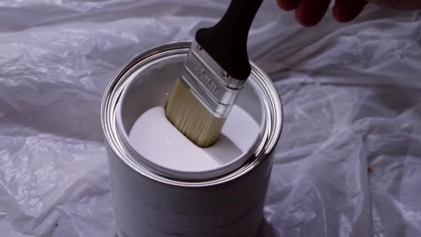 将漆刷浸入白色光泽涂料的锡罐中 闭合慢镜头选择性聚焦 — 图库视频影像