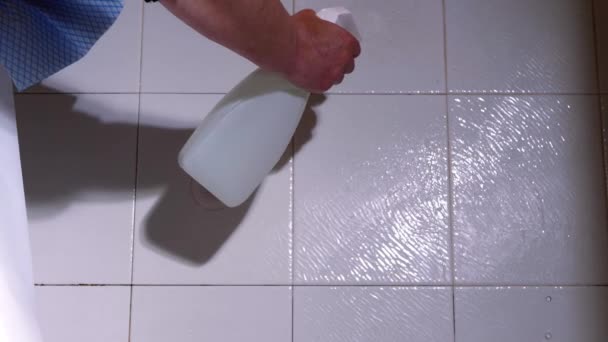 Pulverización Mano Líquido Limpieza Sobre Azulejos Baño Suciosenfoque Selectivo Cámara — Vídeos de Stock