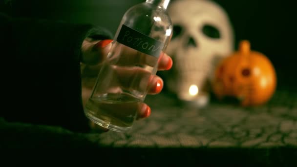 Halloween Häxa Med Flaska Dryck Medium Shot Slow Motion Selektivt — Stockvideo