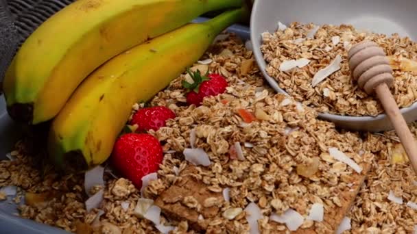 Granola Fraises Banane Petit Déjeuner Frais Généraux Gros Plan Panoramique — Video