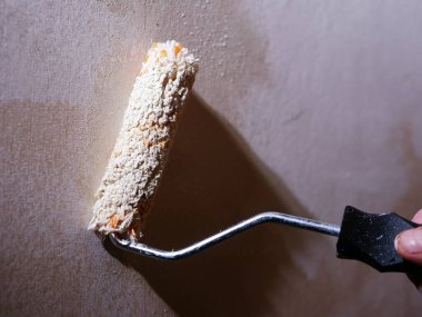Yuvarlak ve emülsiyon boya ile bir ev duvarı boyamak seçici odak noktası