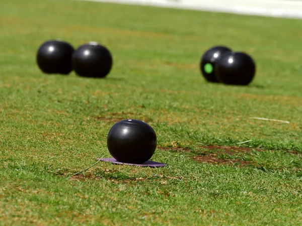 Bowling Topları Çimenlerin Üzerinde Spor Aktivitesi Seçici Odak Noktası Telifsiz Stok Fotoğraflar