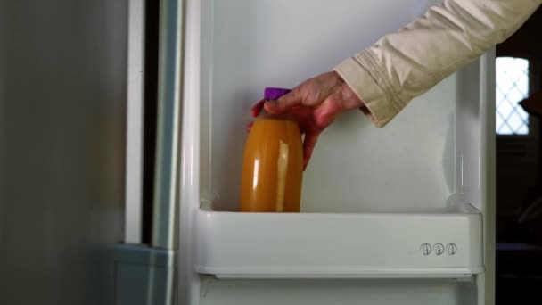 주스와 우유를 냉장고에 선택적 초점을 맞추었다 — 비디오