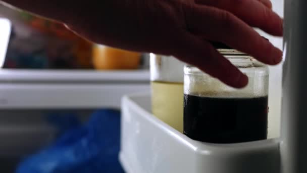 冷蔵庫からオリーブとワインボトルの手の届く範囲を閉じるショット選択的な焦点 — ストック動画