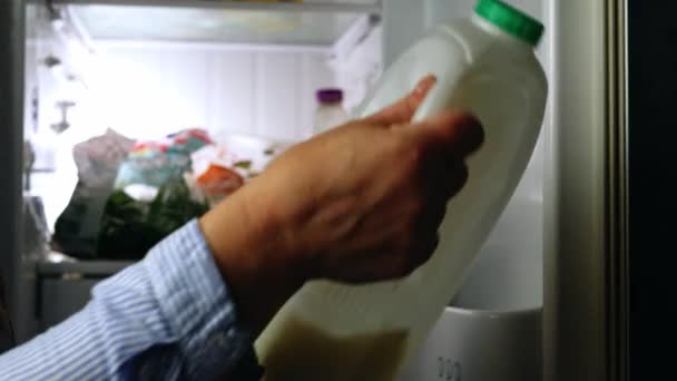 Mirando Refrigerador Haciendo Lista Compra Zoom Del Teléfono Celular Hacia — Vídeos de Stock