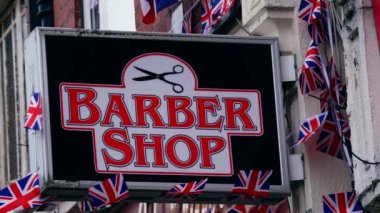 İngiltere 'de Union Jack Bunting' in oynadığı berber dükkanı. Arka plan seçici odak noktası Brighouse West Yorkshire UK 5 Haziran 2022