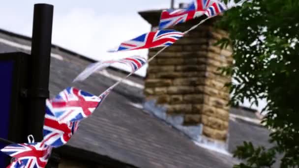 Union Jack British Flag Bunting Queenジュビリーお祝い中出し背景ズームアウト選択的フォーカス — ストック動画
