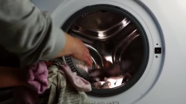 Mujer Poniendo Ropa Lavadora Zoom Medio Tiro Enfoque Selectivo — Vídeo de stock