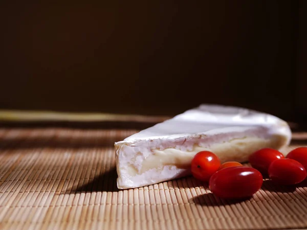 Brie Francés Queso Galletas Cerca Tiro Enfoque Selectivo — Foto de Stock