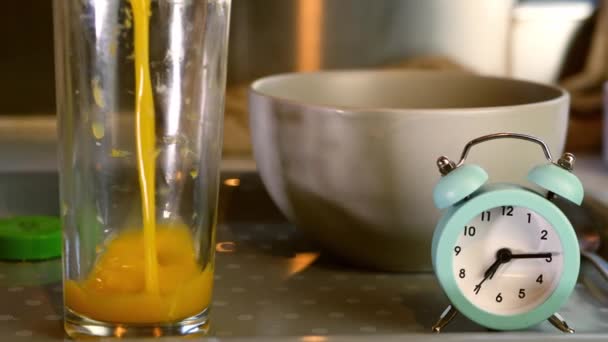 Verter Vaso Zumo Naranja Fresco Para Desayuno Zoom Medio Enfoque — Vídeos de Stock