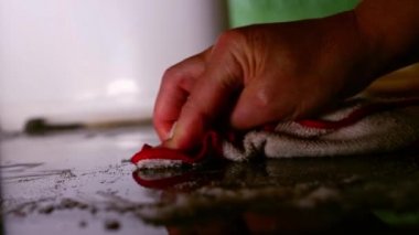 El temizliği fırın çalışma yüzeyi kumaş ile yakın çekim yavaş çekim seçici odak