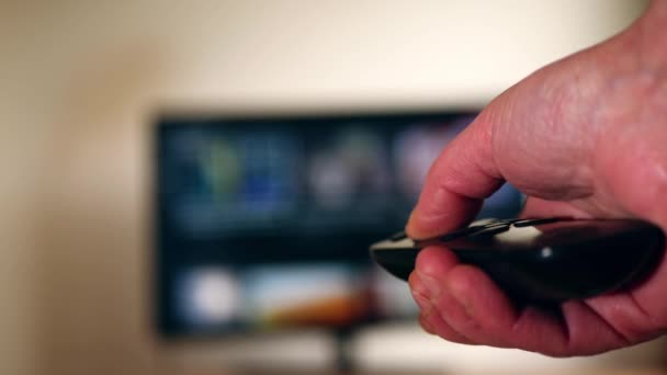 Mão Usando Controle Remoto Televisão Para Mudar Canal Movimento Lento — Vídeo de Stock
