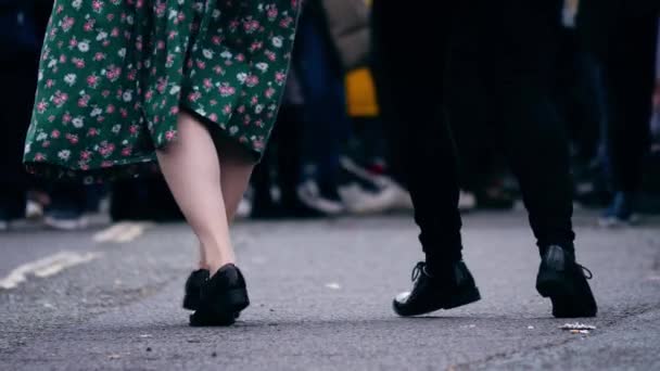 Street Dans Cuplu Mulțime Oameni Sărbătoare Mediu Lent Mișcare Împușcat — Videoclip de stoc