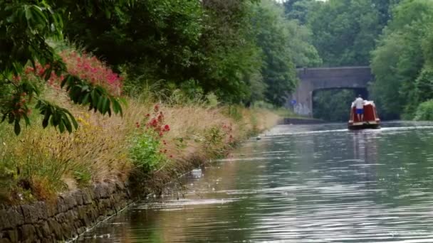 Barge Sur Voie Navigable Canal Angleterre Jour Été Établissement Zoom — Video