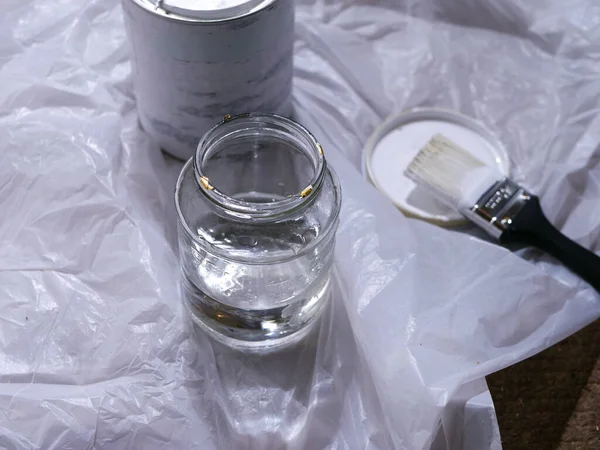 Terebentin kavanozundaki boya fırçası seçici odak noktası