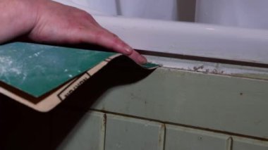 Bir ev ahşabını zımpara kağıdıyla zımparalayarak yavaş çekimde yakınlaştırmak seçici bir odak noktası oluşturur. 