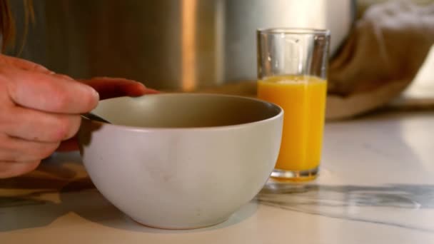 Essen Müsli Frühstück Mit Frischem Orangensaft Medium Zoomen Zeitlupe Schuss — Stockvideo