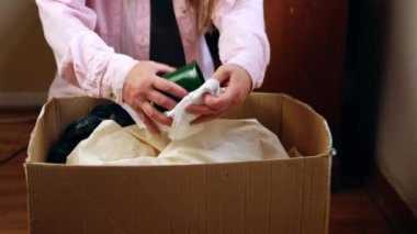 Yeni ev ortamını seçici odak noktasına taşımak için nesneleri bir kutuya paketliyorum