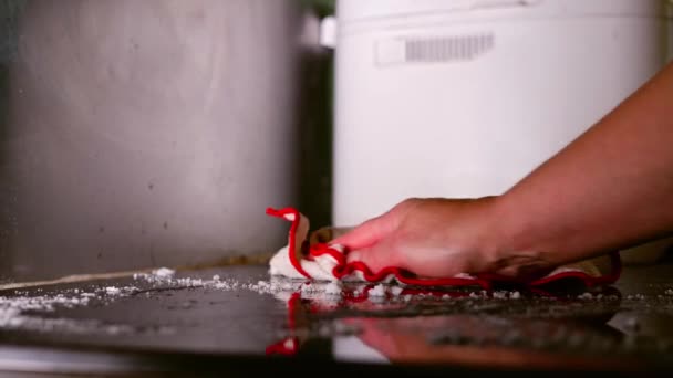 手洗烤箱工作面用布中变焦镜头慢动作选择性聚焦 — 图库视频影像