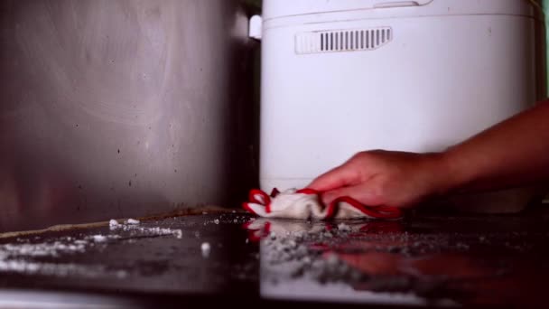 Χέρι Καθαρισμού Επιφάνεια Εργασίας Φούρνου Ύφασμα Μέσο Πυροβόλησε Αργή Κίνηση — Αρχείο Βίντεο