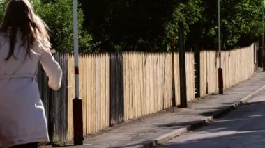 Elinde bavul olan kadın boş caddede yürüyor yavaş çekim seçici odak noktası