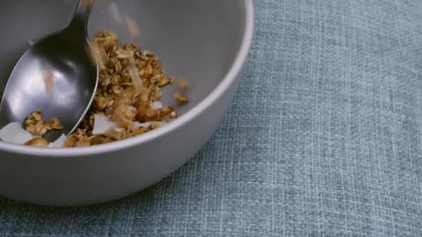 Granola Ontbijt Gieten Een Kom Close Zoom Slow Motion Shot — Stockvideo