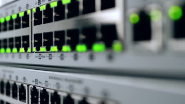 Порты Коммутатора Ethernet Компьютерной Сети Закрывают Панорамный Снимок Выборочной Фокусировки — стоковое видео