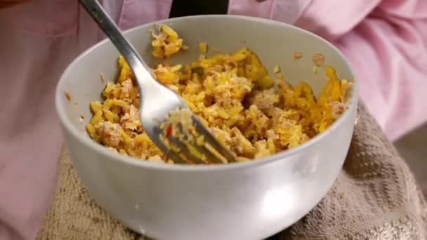 Comer Uma Tigela Arroz Frito Com Garfo Close Zoom Out — Vídeo de Stock