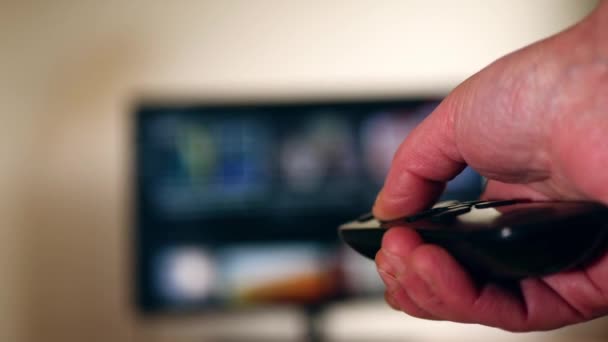 Mão Usando Controle Remoto Televisão Para Mudar Canal Zoom Câmera — Vídeo de Stock