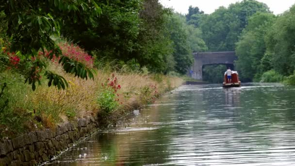 Barge Canal Waterway England Summer Day Wide Establishing Shot Selective — Video