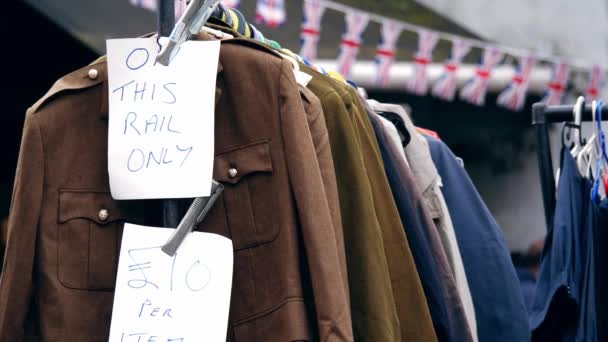 Venda Mercado Vintage Com Roupas Penduradas Meio Ferroviário Tiro Foco — Vídeo de Stock