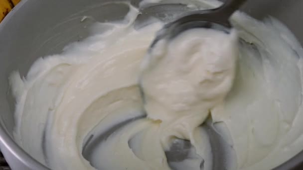 Keverés Krémes Vastag Görög Joghurt Egy Tál Közepes Lövés Baba — Stock videók