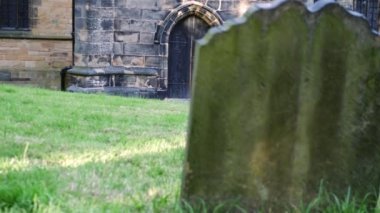 İngiltere 'deki eski taş gotik kilise geniş seçici odak noktasını ortaya çıkardı