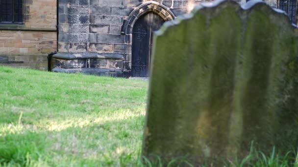 Iglesia Gótica Piedra Antigua Inglaterra Revelan Tiro Amplio Dolly Enfoque — Vídeos de Stock