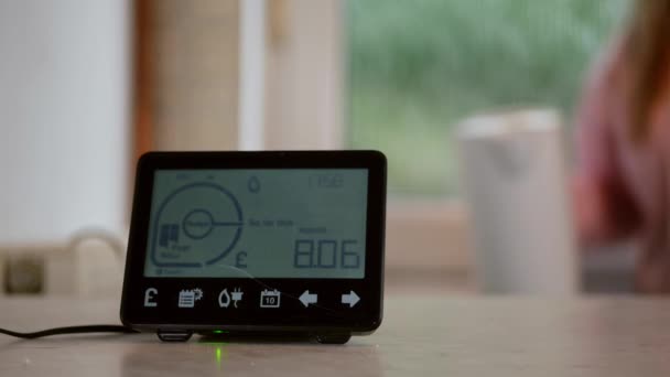 Home Smart Meter Βραστήρα Ζεστού Νερού Μέτριας Βολής Επιλεκτική Εστίαση — Αρχείο Βίντεο