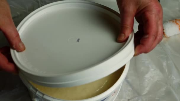 Opening Tin Cream Emulsion Latex Paint Medium Low Shot Selective — Wideo stockowe