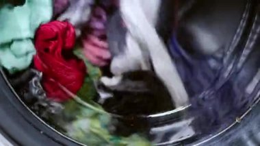 Çamaşır makinesinde dönen kıyafetler seçici odak noktasını yakınlaştır