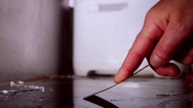 El temizliği kirli fırın çalışma yüzeyi aracı ile yakın çekim yavaş çekim 4k seçici odak