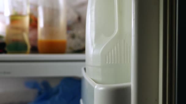 Alcanza Mano Para Botella Leche Refrigerador Zoom Medio Tiro Enfoque — Vídeos de Stock