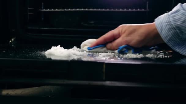 Cleaning Dirty Oven Bicarbonate Soda White Vinegar Medium Shot Slow — Vídeo de Stock