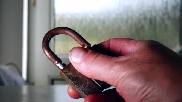 Hand Holding Metal Padlock Close Zoom Out Shot Selective Focus — Vídeos de Stock