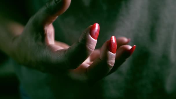 万圣节女巫长红指甲近距离拍摄慢动作选择性焦点 — 图库视频影像