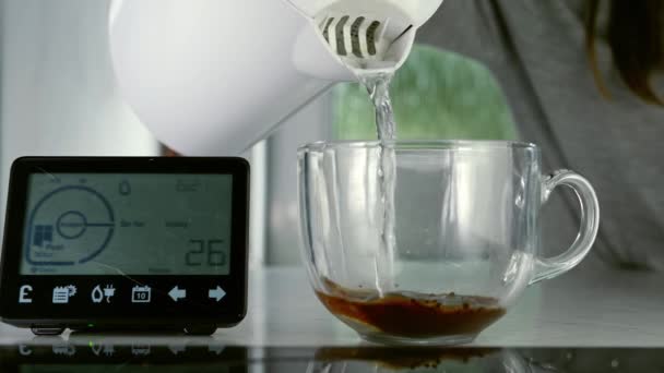 Домашній Розумний Лічильник Чайником Гарячої Води Крупним Планом Вибірковий Фокус — стокове відео