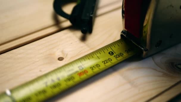 Carpenter Measuring Wood Tape Measure Close Shot Slow Motion Selective — ストック動画