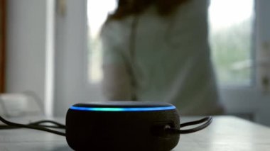 Ev akıllı ses aygıtı. Görüntüyü yakınlaştır. Seçici odak noktası